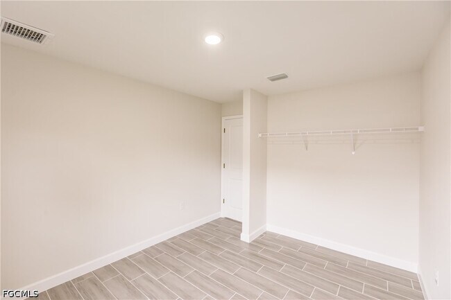 Building Photo - 4724 22nd St SW