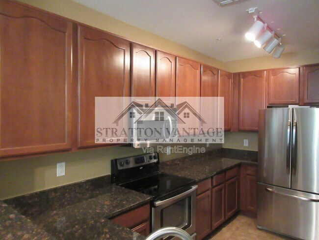 Building Photo - 2741 S Equestrian Dr