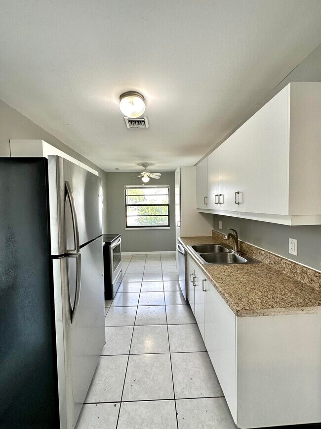 Building Photo - 947 Country Wood Ct