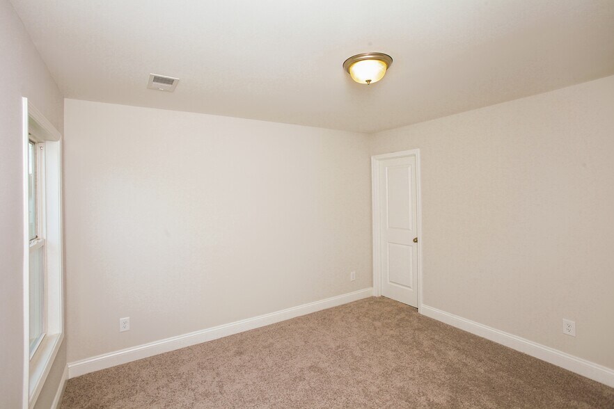 Building Photo - 417 Blue Robin Ln