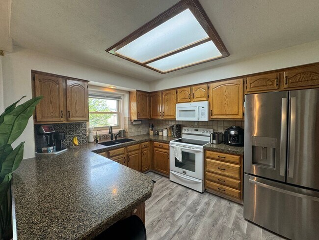 Building Photo - Home For Rent!