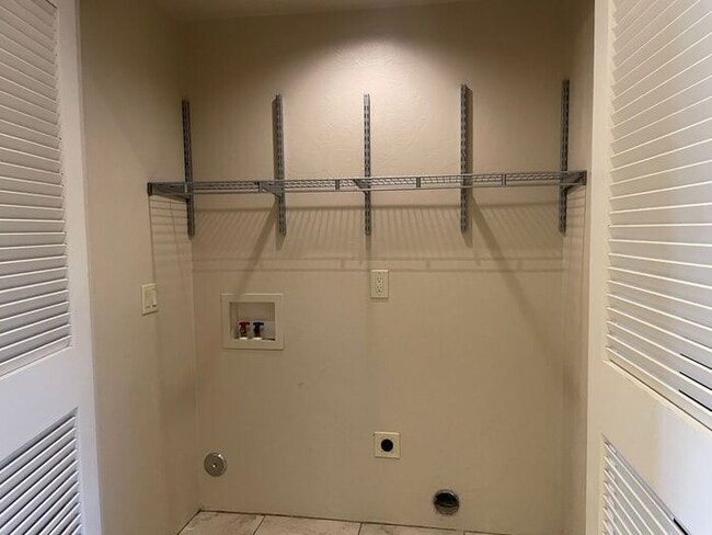 Building Photo - Popular 2BR/2.5BA 2 Story Townhome conveniently located close to PCC, U of A!