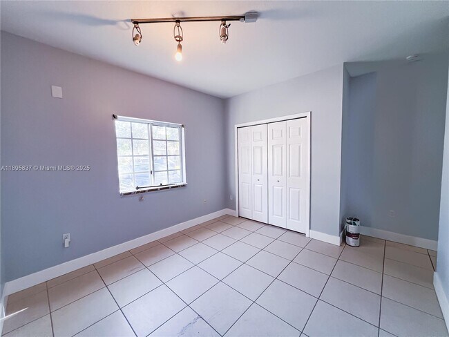 Building Photo - 3353 NE 11th Dr