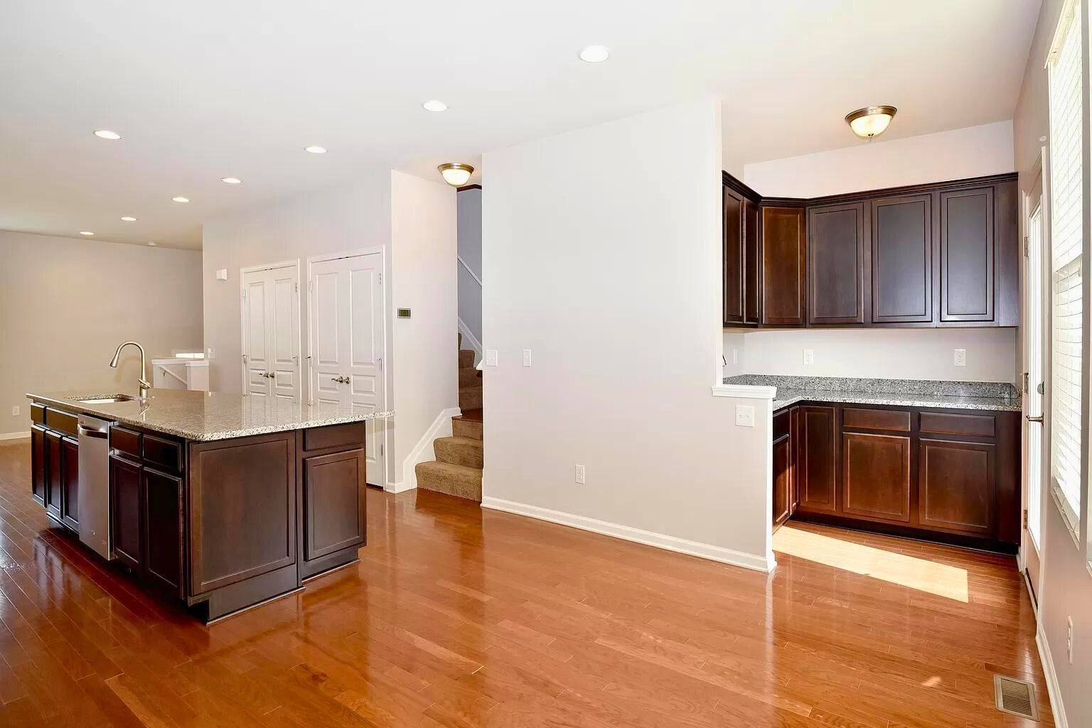 Building Photo - 863 Barclay Cir