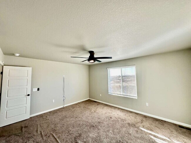 Building Photo - "Experience Spacious Living: 5-Bed, 3-Bath Home in Elizabeth!"