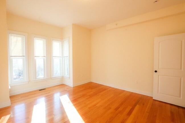 Building Photo - 29-33 Highland Avenue Unit 3