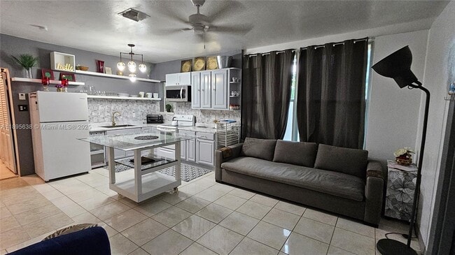 Building Photo - 4201 SW 60th Pl