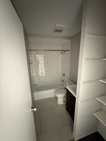 Building Photo - 744 W Gordon Terrace