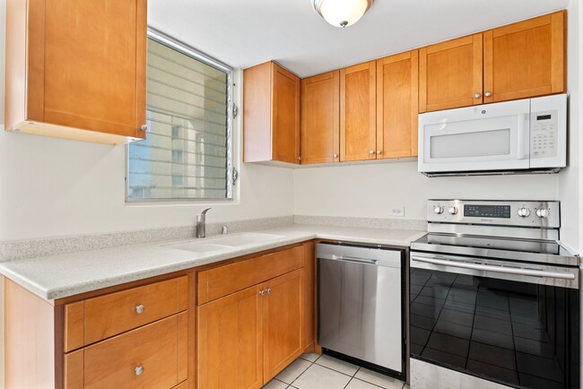 Building Photo - Makiki - Wilder Regent 2 bed, 2 bath, 1 pa...