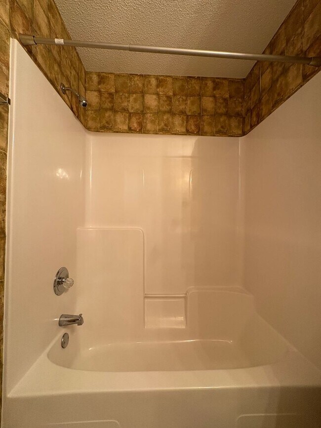 Building Photo - Dunwoody Townhomes!  NEW CARPET!!  PAINT!  NEW WASHER/DRYER