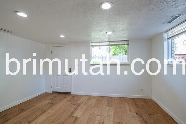 Building Photo - 2590 S 800 E