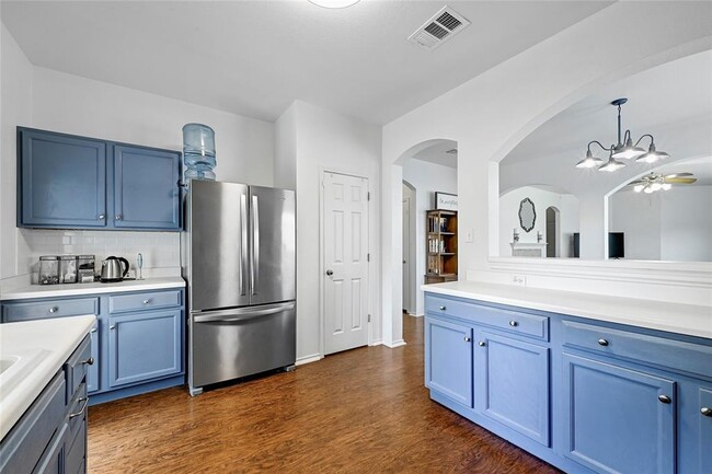 Building Photo - 808 N Creek Blvd