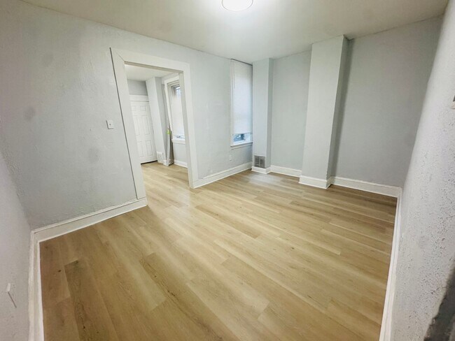 Building Photo - Remodeled 3bd/1 House with Rear yard!! SEC...
