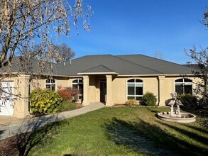 Building Photo - PET FRIENDLY!! Beautiful 3 Bedroom 2 Bath Home in Eagle Point Golf Course Community