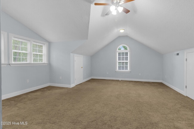 Building Photo - 907 Port Royal Ct