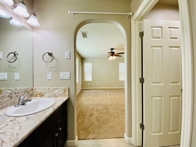 Building Photo - $2,250 DeWolf & Barstow, 3 Bedroom - Joy Dr, Clovis / Community Pool