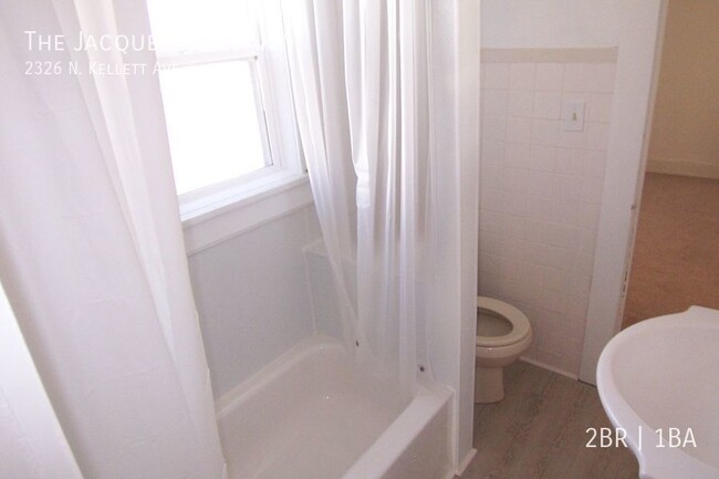 Building Photo - Very Clean 2 Bedroom 1 Bath with Large Det...