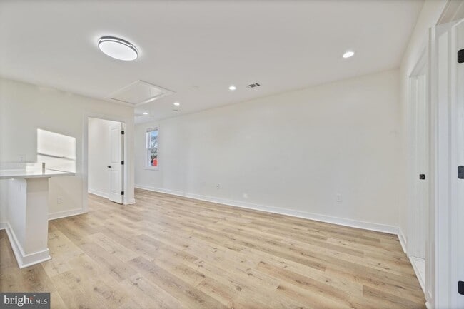 Building Photo - 555 S Marlyn Ave