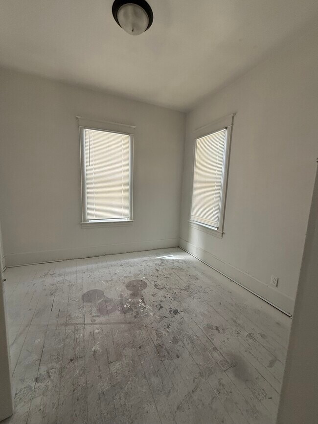 Building Photo - 1347 E Prairie Ave