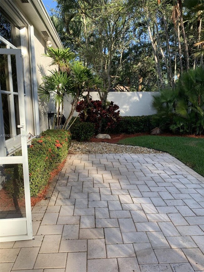 Building Photo - 2518 Bay Pointe Ct