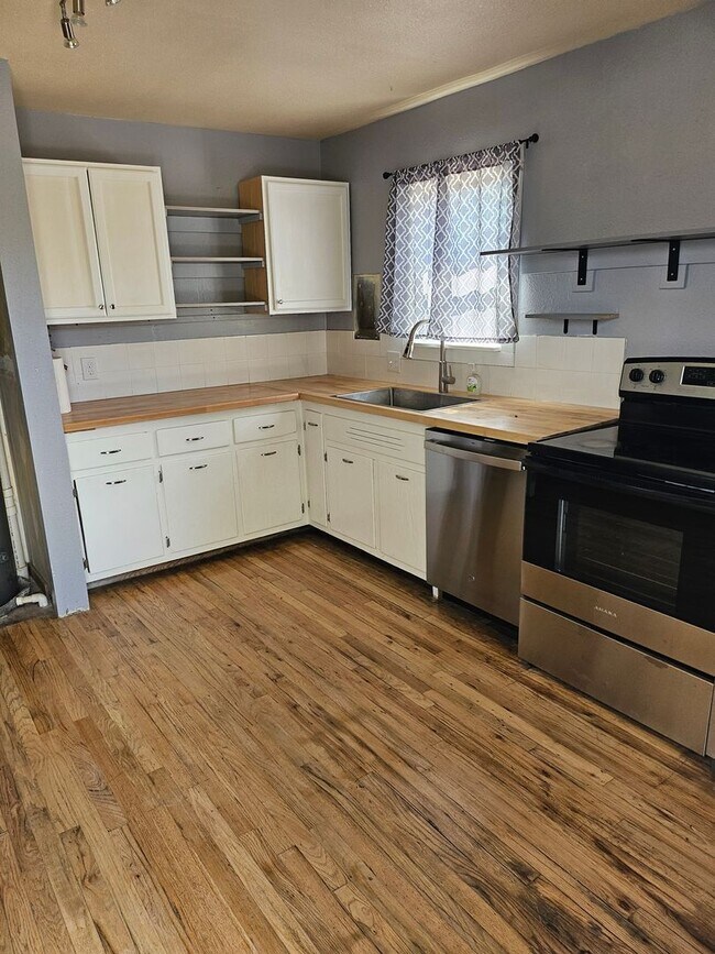 Building Photo - ALL PROSPECTIVE TENANTS MUST SUBMIT A $58 NON-REFUNDABLE APPLICATION FEE PER APPLICANT ONLINE AND...