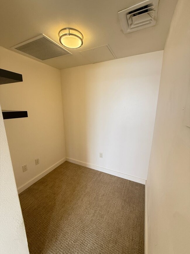 Building Photo - Available Now 1 Bed, 1 Bath, Kaka'ako, Oce...