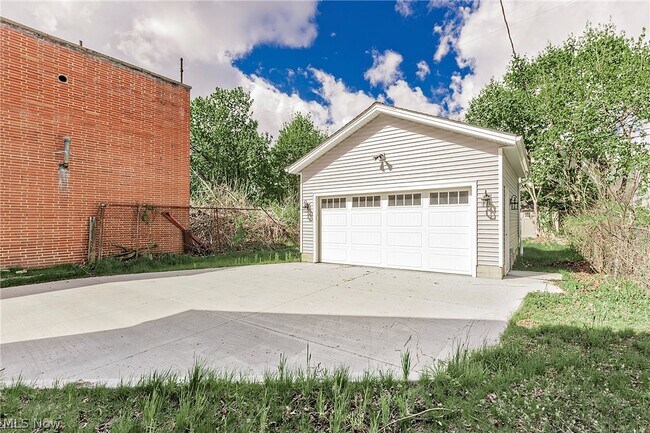 Building Photo - 2240 E 97th St