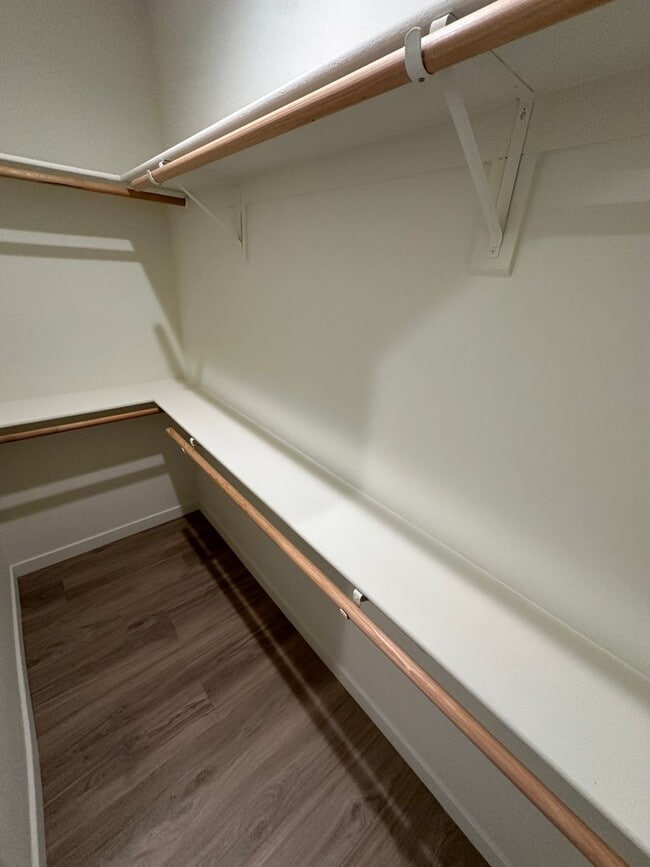 Building Photo - Spacious 5-Bedroom Townhome in Northwest B...