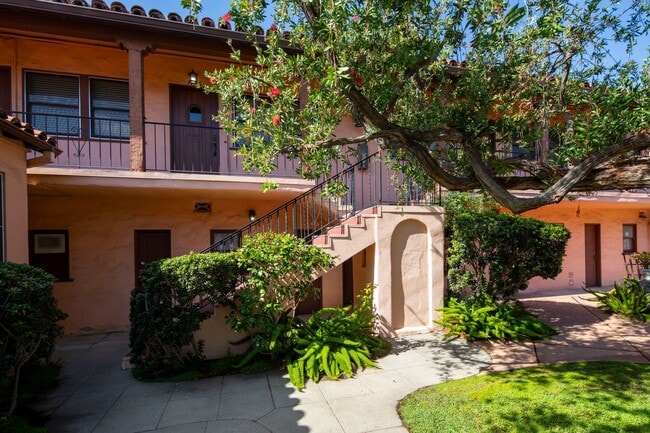 Building Photo - 2 WEEKS FREE!!! Rare 1 Bedroom in a Fantas...