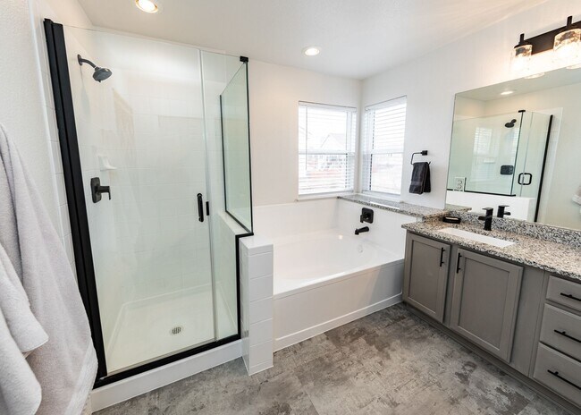 Building Photo - Beautiful 4 Bedroom Home in North Gate D20