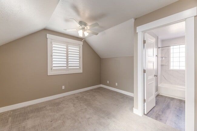 Building Photo - Stunning Above-Garage Apartment In Excelle...