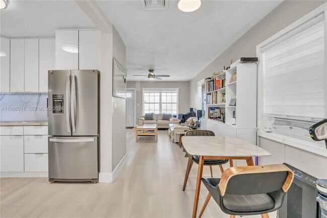 Building Photo - 709 SW 7th Ave