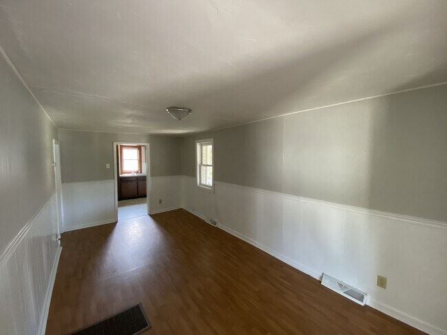 Building Photo - 351 Manor St