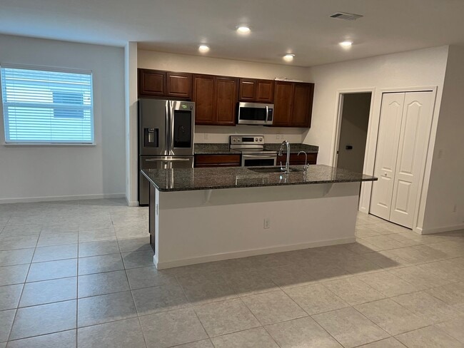 Building Photo - 121 College St