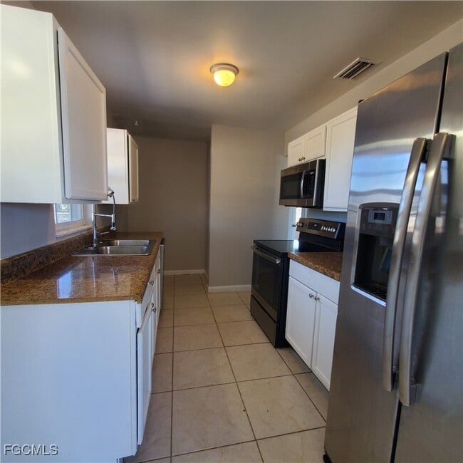 Building Photo - 22025 Beverly Ave