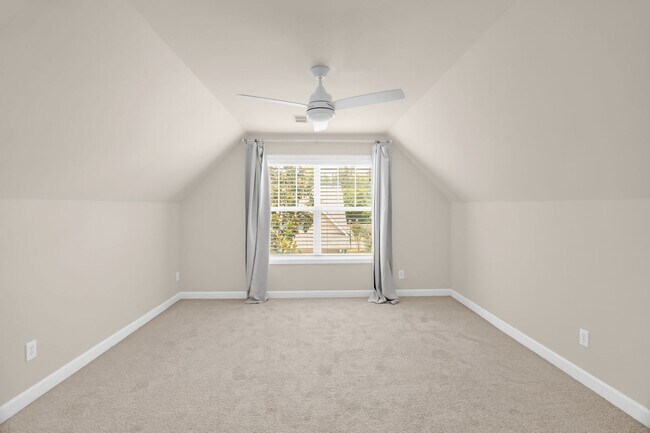 Building Photo - Beautiful Maintanance-Free 3 bedrooms 3 FU...