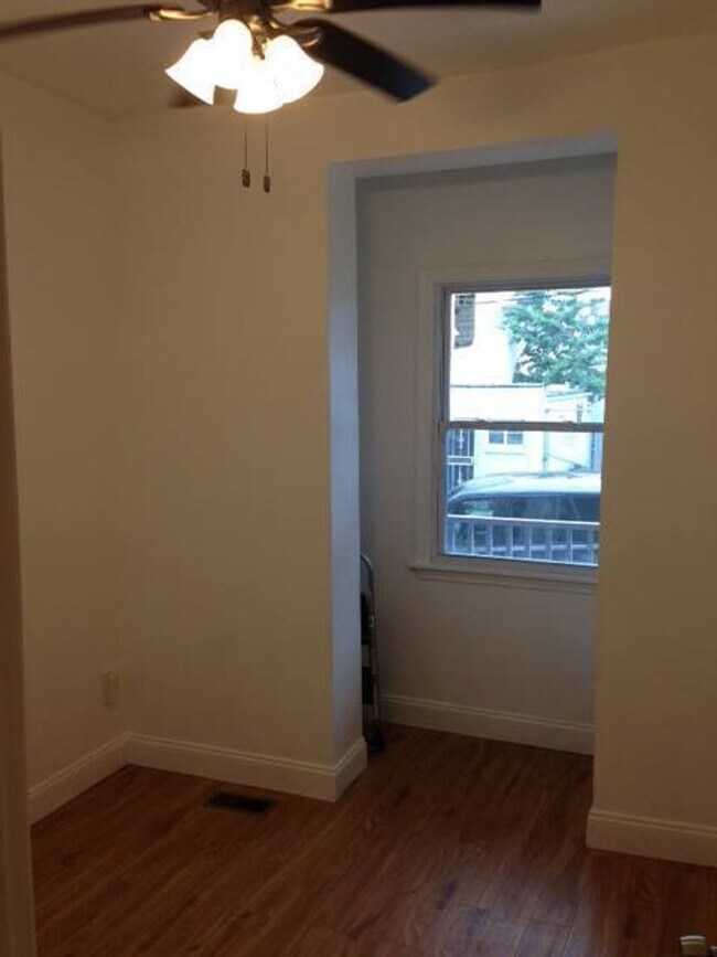 Building Photo - Beautiful 3 bed, 1 bath luxury apartment South Side Flats