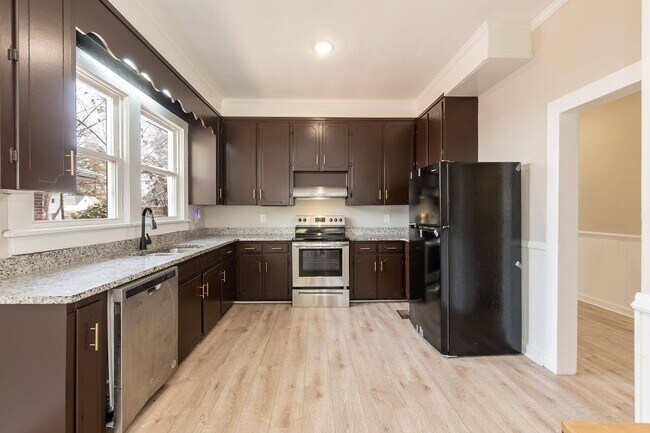 Building Photo - Gorgeous Three Bedroom Home!