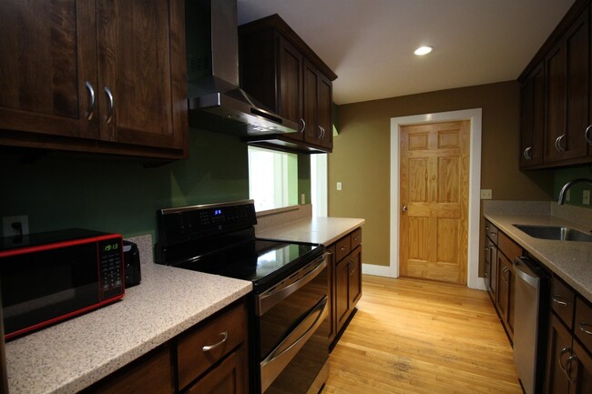 Building Photo - 732 Woodmere Dr