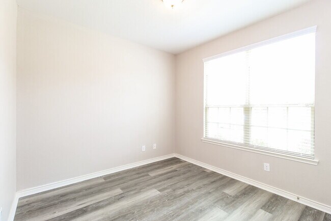 Building Photo - 2157 Barx Dr
