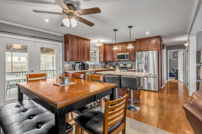 Building Photo - 653 Mt Vernon Dr