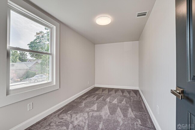 Building Photo - 324 Main St