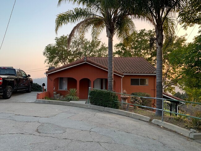 Building Photo - 1638 W Kilbourn St