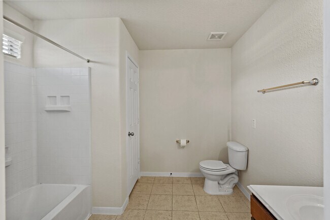 Building Photo - 1102 Honeysuckle Vine Dr