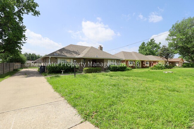 Building Photo - LARGE | 3 Bed | 2 Bath | Midtown Tulsa
