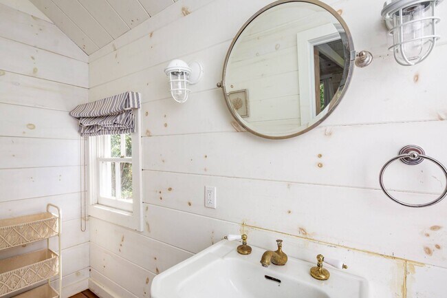 Building Photo - 156 Georgica Rd