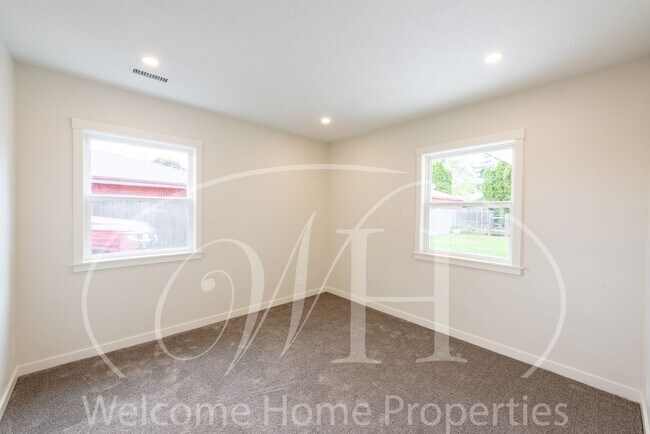 Building Photo - Country Living in Gorgeous 2 Bedroom Home Near Town