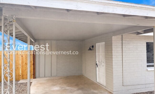 Building Photo - Spacious Townhome with Fenced Yard and Parking  / 1 Bed & 1 Bath / Pet-friendly / Available Now!