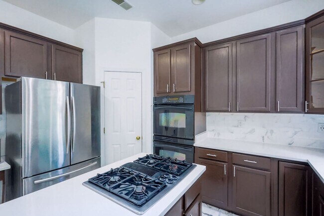 Building Photo - Lovely 3 BR/2 Full BA 2Half BA Townhome in...