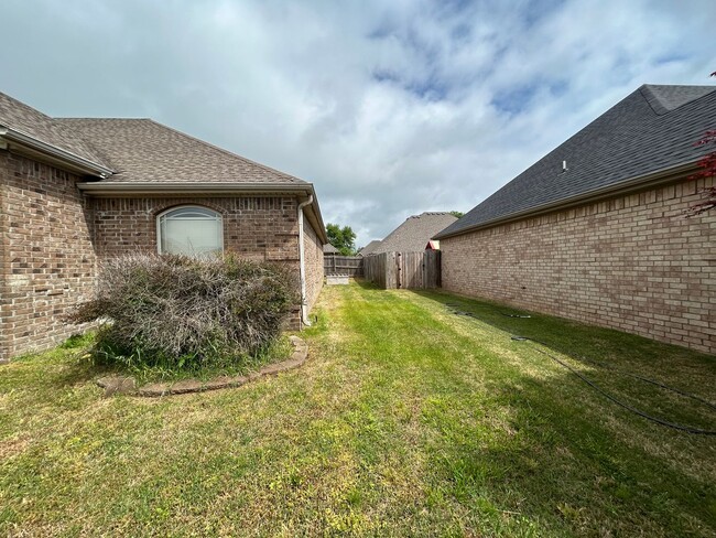 Building Photo - 4 Bedroom 2 Bathroom home